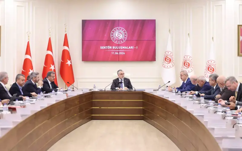 Bakan Işıkhan: ‘İşveren Ve çalışan Arasındaki Dengeyi Koruyoruz’